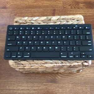 Small wireless keyboard for ipad, tablet, iphone,